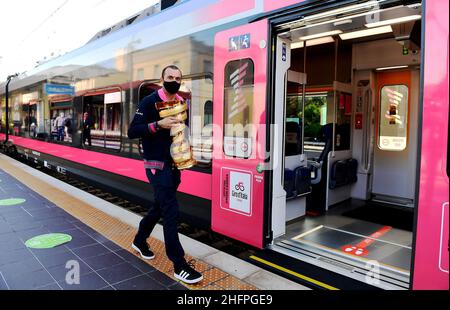 Jennifer Lorenzini /LaPresse 14 ottobre 2020 Italia Sport Cycling giro d'Italia 2020 - edizione 103th - Stage 11 - da Porto Sant'Elpidio a Rimini nella foto: Ivan basso con il "Trofeo senza fine" sul treno Trenitalia Pop Foto Stock