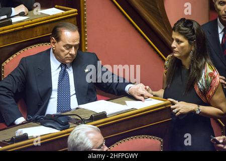 Foto Roberto Monaldo / LaPresse 02-10-2013 Roma Politica Senato - Fiducia al governo letta nella foto Silvio Berlusconi, Jole Santelli Foto Roberto Monaldo / LaPresse 02-10-2013 Senato di Roma - voto di fiducia letta Governo nella foto Silvio Berlusconi, Jole Santelli Foto Stock