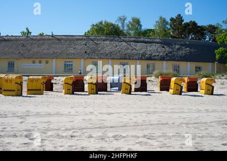 Sedie colorate sulla spiaggia vicino a 'Kühlungsborn' in estate. Meclemburgo-Pomerania occidentale, Germania Foto Stock