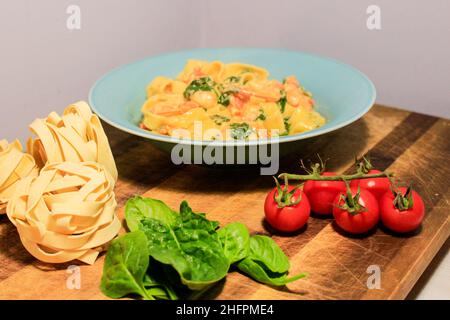 Pasta appetitosa con gamberi, pomodoro ciliegia. Cucina italiana. Foto Stock