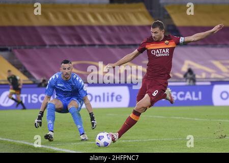 Luciano Rossi/ AS Roma/ LaPresse 18/10/2020 Roma (Italia) Sport Soccer AS Roma - Benevento Football Championship League A Tim 2020 2021 Stadio Olimpico di Roma nella foto: Edin Dzeko Foto Stock