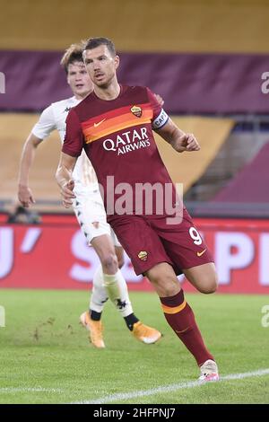 Luciano Rossi/ AS Roma/ LaPresse 18/10/2020 Roma (Italia) Sport Soccer AS Roma - Benevento Football Championship League A Tim 2020 2021 Stadio Olimpico di Roma nella foto: Edin Dzeko Foto Stock