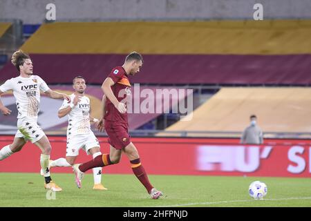 Luciano Rossi/ AS Roma/ LaPresse 18/10/2020 Roma (Italia) Sport Soccer AS Roma - Benevento Football Championship League A Tim 2020 2021 Stadio Olimpico di Roma nella foto: Edin Dzeko Goal Foto Stock