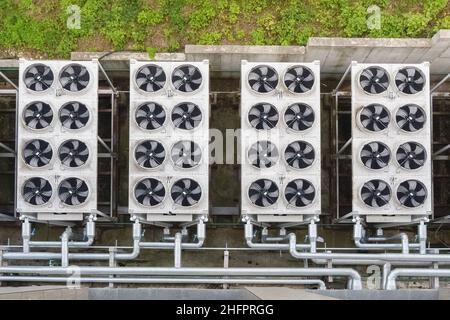 Impianto di riscaldamento/climatizzazione hvac. Condizionatore industriale impianto di ventilazione per esterni hvac. Unità pompe di calore. Impianti di climatizzazione industriali Foto Stock