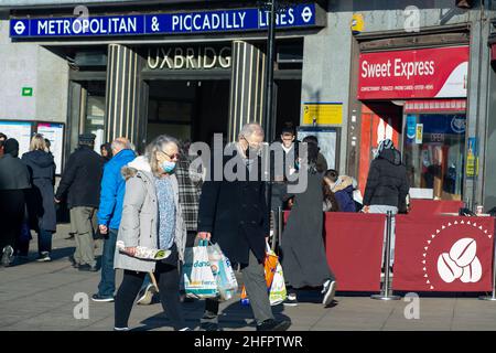 Uxbridge, London Borough of Hillingdon, Regno Unito. 17th Gennaio 2022. Molti acquirenti oggi indossavano maschere per il viso mentre stavano facendo shopping nella circoscrizione di Uxbridge di Boris Johnson. Da oggi l'autoisolamento di Covid-19 è stato ridotto da sette giorni a cinque, ma questo è condizionato dall'avere un test di flusso laterale negativo nei giorni cinque e sei dopo il test positivo. Si prevede che la maggior parte delle restrizioni del Covid-19 in Inghilterra saranno rimosse a partire dal 26th gennaio. Credit: Maureen McLean/Alamy Live News Foto Stock