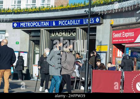 Uxbridge, London Borough of Hillingdon, Regno Unito. 17th Gennaio 2022. Molti acquirenti oggi indossavano maschere per il viso mentre stavano facendo shopping nella circoscrizione di Uxbridge di Boris Johnson. Da oggi l'autoisolamento di Covid-19 è stato ridotto da sette giorni a cinque, ma questo è condizionato dall'avere un test di flusso laterale negativo nei giorni cinque e sei dopo il test positivo. Si prevede che la maggior parte delle restrizioni del Covid-19 in Inghilterra saranno rimosse a partire dal 26th gennaio. Credit: Maureen McLean/Alamy Live News Foto Stock