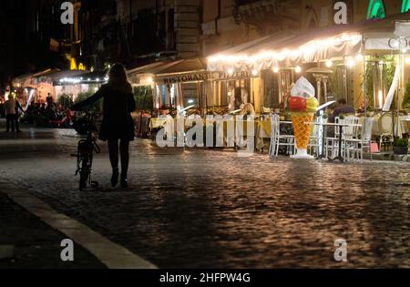 Mauro Scrobogna /LaPresse Ottobre 23, 2020&#xa0; Roma, Italia News Eva della notte bloccato nella foto: Strade semi-deserte e luoghi di incontro in una Roma in preparazione per il blocco notte Foto Stock