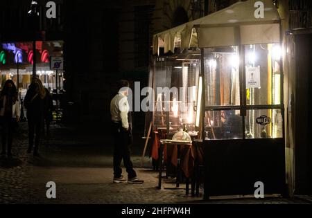 Mauro Scrobogna /LaPresse Ottobre 23, 2020&#xa0; Roma, Italia News Eva della notte bloccato nella foto: Strade semi-deserte e luoghi di incontro in una Roma in preparazione per il blocco notte Foto Stock