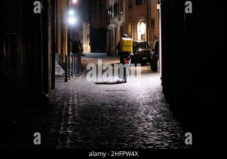 Mauro Scrobogna /LaPresse Ottobre 23, 2020&#xa0; Roma, Italia News Eva della notte bloccato nella foto: Strade semi-deserte e luoghi di incontro in una Roma in preparazione per il blocco notte Foto Stock