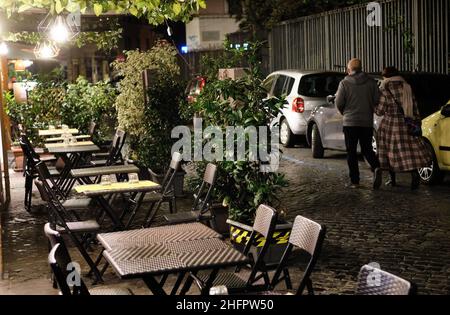 Mauro Scrobogna /LaPresse Ottobre 23, 2020&#xa0; Roma, Italia News Eva della notte bloccato nella foto: Strade semi-deserte e luoghi di incontro in una Roma in preparazione per il blocco notte Foto Stock