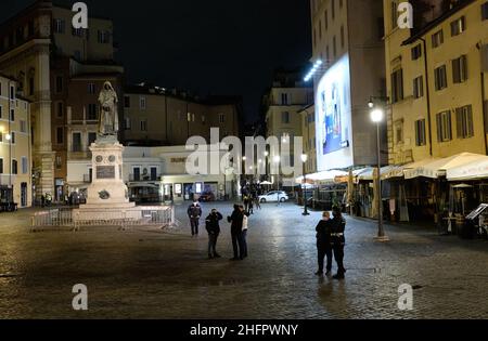 Mauro Scrobogna /LaPresse 23 ottobre 2020  Roma, Italia News Coronavirus, emergenza sanitaria - blocco notturno e chiusura delle aree di incontro nella foto: Chiusura di Piazza di campo dei Fiori svuotata di visitatori abituali in conformità con ordinanze regionali e comunali che limitano i tempi e le aree di incontro Foto Stock
