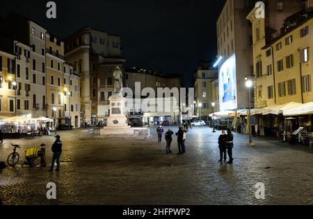 Mauro Scrobogna /LaPresse 23 ottobre 2020  Roma, Italia News Coronavirus, emergenza sanitaria - blocco notturno e chiusura delle aree di incontro nella foto: Chiusura di Piazza di campo dei Fiori svuotata di visitatori abituali in conformità con ordinanze regionali e comunali che limitano i tempi e le aree di incontro Foto Stock