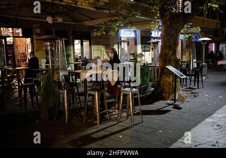 Mauro Scrobogna /LaPresse Ottobre 23, 2020  Roma, Italia News Coronavirus, emergenza sanitaria - blocco notturno e chiusura delle aree di incontro nella foto: Ponte Milvio i bar e ristoranti chiudono poco prima di mezzanotte in conformità con le ordinanze regionali e comunali che limitano i tempi e le aree di incontro Foto Stock