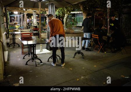 Mauro Scrobogna /LaPresse Ottobre 23, 2020  Roma, Italia News Coronavirus, emergenza sanitaria - blocco notturno e chiusura delle aree di incontro nella foto: Ponte Milvio i bar e ristoranti chiudono poco prima di mezzanotte in conformità con le ordinanze regionali e comunali che limitano i tempi e le aree di incontro Foto Stock