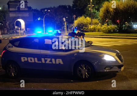 Mauro Scrobogna /LaPresse 23 ottobre 2020&#xa0; Roma, Italia News Coronavirus, emergenza sanitaria - blocco notturno e chiusura delle aree di incontro nella foto: Ponte Milvio, checkpoint della polizia di Stato Foto Stock