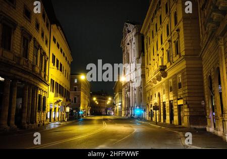 Mauro Scrobogna /LaPresse 23 ottobre 2020  Roma, Italia News Coronavirus, emergenza sanitaria - blocco notturno e chiusura delle aree di incontro nella foto: Nessuno in corso Vittorio Emanuele e Piazza S. Andrea della Valle poco dopo il 24 Foto Stock