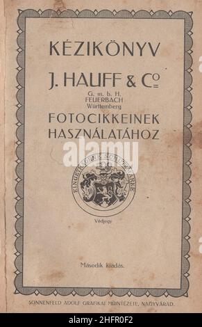 Libro di fotografia antica e rara in lingua ungherese ' Kézikönyv J. Hauff & Co, GmbH Felierbach Württemberg. Fotócikkeinek használatához. Második kiadás.' Questo marchio e catalogo è dal 1910s come Austro-Ungarico korona la valuta. Tutti i prodotti sono realizzati dalla Hauff e che è promosso qui in questo libro con descrizione e ricetta!. Alcuni di loro riccamente illustrati. Pagina del titolo del libro ulteriori-diritti-clearences-not available Foto Stock