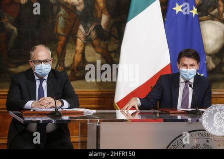 Foto Fabio Frustaci/LaPresse/POOL ansa 27-10-2020 Roma, Italia PoliticaDecreto ristoranti, la conferenza stampa di Conte e i ministri Gualtieri e Patuanelli nella foto: Roberto Gualtieri, Giuseppe ConteMinistro italiano dell'Economia Roberto Gualtieri e il primo Ministro italiano Giuseppe Conte, indossando una maschera protettiva, durante una conferenza stampa sulle misure di lotta contro la crisi economica provocate dalle misure restrittive attuate per combattere la diffusione del COVID-19, Roma 27 ottobre 2020. Foto Stock