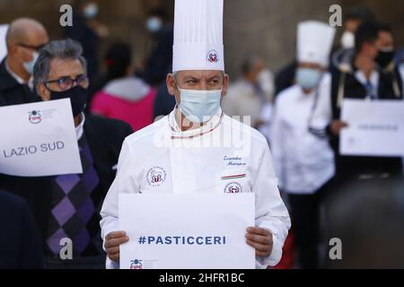 Cecilia Fabiano/LaPresse Ottobre 28 , 2020 Roma (Italia) News : i lavoratori del settore della ristorazione protestano contro le nuove restrizioni del Covid-19 nel Pic : la manifestazione davanti al Pantheon Foto Stock