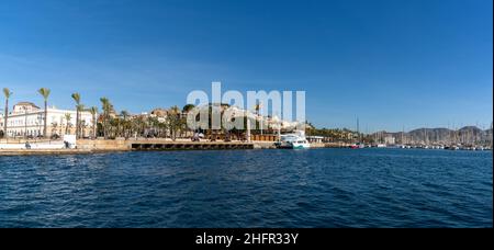 Cartagena, Spagna - 29 dicembre 2021: Il porto di Cartagena e porto con molte barche Foto Stock