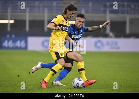 Marco Alpozzi/LaPresse 31 ottobre 2020 Milano, Italia sport soccer Inter Vs Parma - Campionato Italiano Calcio League A TIM 2020/2021 - Stadio Giuseppe Meazza nella foto: Roberto Inglese, Lautaro Martinez (FC Internazionale Milano); Foto Stock