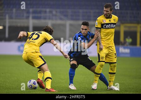 Marco Alpozzi/LaPresse 31 ottobre 2020 Milano, Italia sport soccer Inter Vs Parma - Campionato Italiano Calcio League A TIM 2020/2021 - Stadio Giuseppe Meazza nella foto:Roberto Inglese, Lautaro Martinez (FC Internazionale Milano); Giuseppe Pezzella (Parma Calcio 1913); Foto Stock