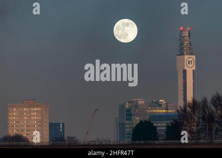 La luna piena di gennaio - conosciuta come la Luna del lupo - sorge sopra Birmingham, Regno Unito. Credit: Peter Lopeman/Alamy Live News Foto Stock