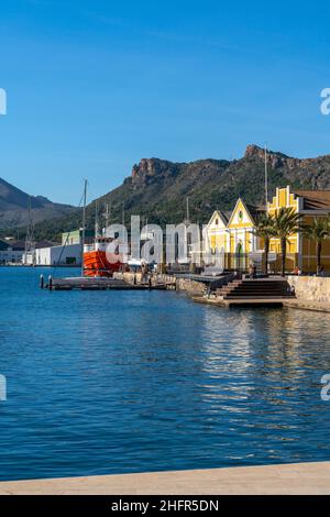 Cartagena, Spagna - 29 dicembre 2021: Vista verticale del porto di Cartagena e del porto industriale Foto Stock