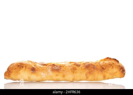 Una baguette francese appena sfornata, in primo piano, isolata su bianco. Foto Stock