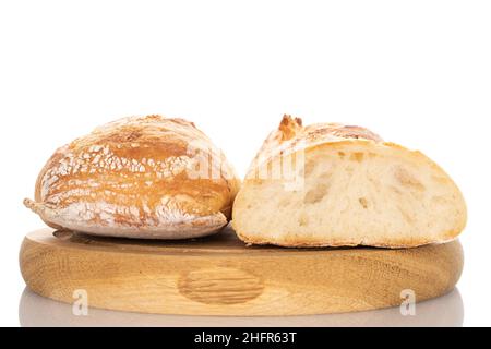 Una baguette francese appena sfornata, in primo piano, isolata su bianco. Foto Stock