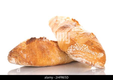 Due deliziose baguette francesi appena sfornate, primo piano, isolate su bianco. Foto Stock