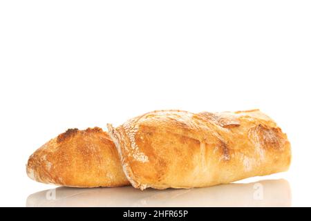 Una baguette francese appena sfornata, in primo piano, isolata su bianco. Foto Stock