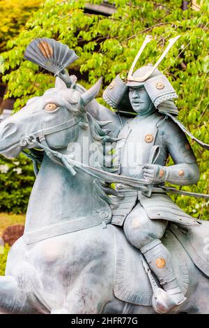 Statua al tempio di Suma Dera di Kumagai Naozane che agita il suo ventilatore al (inosservato) Taira no Atsumori all'inizio del loro duello nella guerra di genpei in Giappone. Foto Stock