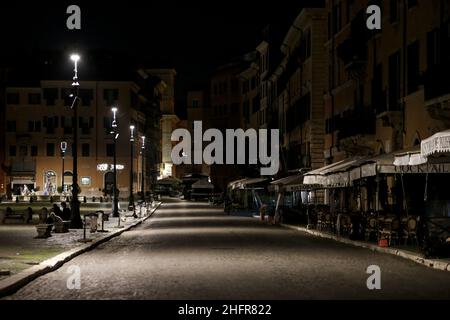 Cecilia Fabiano/LaPresse Novembre 06 , 2020 Roma News : primo giorno di coprifuoco per la capitale le strade vuote di Roma dopo il 10 nel Pic : Piazza Navona Foto Stock