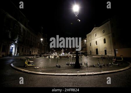 Cecilia Fabiano/LaPresse Novembre 06 , 2020 Roma News : primo giorno di coprifuoco per la capitale le strade vuote di Roma dopo il 10 nel Pic : Piazza Navona Foto Stock