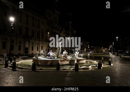 Cecilia Fabiano/LaPresse Novembre 06 , 2020 Roma News : primo giorno di coprifuoco per la capitale le strade vuote di Roma dopo il 10 nel Pic : Piazza Navona Foto Stock