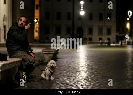 Cecilia Fabiano/LaPresse Novembre 06 , 2020 Roma News : primo giorno di coprifuoco per la capitale le strade vuote di Roma dopo il 10 nel Pic : Piazza Navona Foto Stock