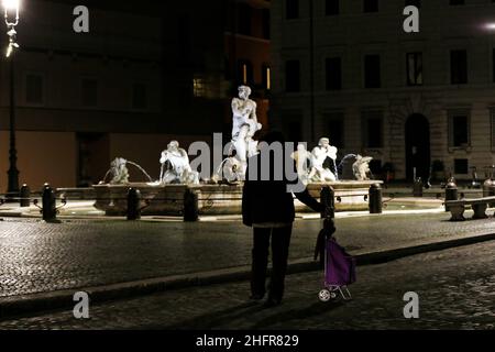 Cecilia Fabiano/LaPresse Novembre 06 , 2020 Roma News : primo giorno di coprifuoco per la capitale le strade vuote di Roma dopo il 10 nel Pic : Piazza Navona Foto Stock