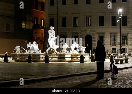 Cecilia Fabiano/LaPresse Novembre 06 , 2020 Roma News : primo giorno di coprifuoco per la capitale le strade vuote di Roma dopo il 10 nel Pic : Piazza Navona Foto Stock