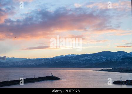 Vista sulla costa con i fari all'ingresso del piccolo porto di pescatori di Arakli, Trabzon, Turchia. La costa del Mar Nero al mattino Foto Stock