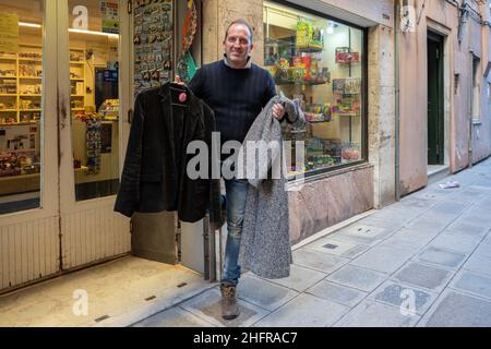 Venezia Ennio Zane, il proprietario della Tabaccheria che ha ideato l'angolo del riuso solido. Filippo Ciappi/LaPresse Foto Stock