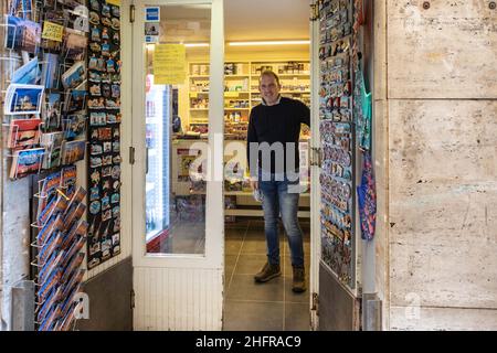 Venezia Ennio Zane, il proprietario della Tabaccheria che ha ideato l'angolo del riuso solido. Filippo Ciappi/LaPresse Foto Stock