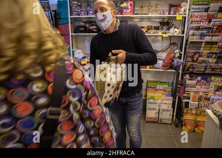 Venezia Ennio Zane, il proprietario della Tabaccheria che ha ideato l'angolo del riuso solido. Filippo Ciappi/LaPresse Foto Stock