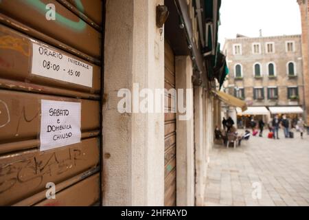 Foto Filippo Ciappi/LaPressecronaca14-11-2020 Venezia Coronavirus, Crisi economica nella cit&#xe0; di Venezia a causa della pandemiaNella Foto attivit&#xe0; commerciali chiusePhoto Filippo Ciappi/LaPresseNews 14 novembre 2020 Venezia Italia la crisi dovuta alla pandemia del covid-19 ha portato alla chiusura di molte attività commerciali a Venezia. Venezia, 14 novembre 2020. Foto Stock