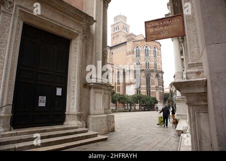 Foto Filippo Ciappi/LaPressecronaca14-11-2020 Venezia Coronavirus, Crisi economica nella cit&#xe0; di Venezia a causa della pandemiaNella Foto attivit&#xe0; commerciali chiusePhoto Filippo Ciappi/LaPresseNews 14 novembre 2020 Venezia Italia la crisi dovuta alla pandemia del covid-19 ha portato alla chiusura di molte attività commerciali a Venezia. Venezia, 14 novembre 2020. Foto Stock