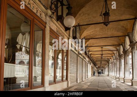 Foto Filippo Ciappi/LaPressecronaca14-11-2020 Venezia Coronavirus, Crisi economica nella cit&#xe0; di Venezia a causa della pandemiaNella Foto attivit&#xe0; commerciali chiusePhoto Filippo Ciappi/LaPresseNews 14 novembre 2020 Venezia Italia la crisi dovuta alla pandemia del covid-19 ha portato alla chiusura di molte attività commerciali a Venezia. Venezia, 14 novembre 2020. Foto Stock