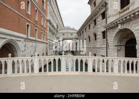 Foto Filippo Ciappi/LaPressecronaca14-11-2020 Venezia Coronavirus, Crisi economica nella cit&#xe0; di Venezia a causa della pandemiaNella Foto attivit&#xe0; commerciali chiusePhoto Filippo Ciappi/LaPresseNews 14 novembre 2020 Venezia Italia la crisi dovuta alla pandemia del covid-19 ha portato alla chiusura di molte attività commerciali a Venezia. Venezia, 14 novembre 2020,1 Foto Stock