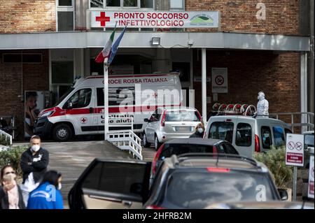 Valeria Ferraro /LaPresse News 14 novembre 2020 Napoli Italia una pazienza viene portata all'interno dell'ospedale mentre altre persone ricevono assistenza in auto.le persone con sospetto Covid-19 ricevono assistenza con ossigeno in auto da parcheggio e all'esterno degli ospedali. Foto Stock