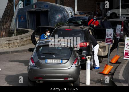 Valeria Ferraro /LaPresse news 14 novembre 2020 Napoli le persone hanno visto mentre ricevono assistenza in auto. Le persone con sospetto Covid-19 ricevono assistenza con ossigeno in auto da parcheggio e fuori dagli ospedali. Foto Stock