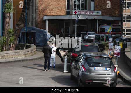 Valeria Ferraro /LaPresse news 14 novembre 2020 Napoli Italia un medico ha visto parlare con le persone del parco. Le persone con sospetto Covid-19 ricevono assistenza con ossigeno in auto da parcheggio e fuori dagli ospedali. Foto Stock